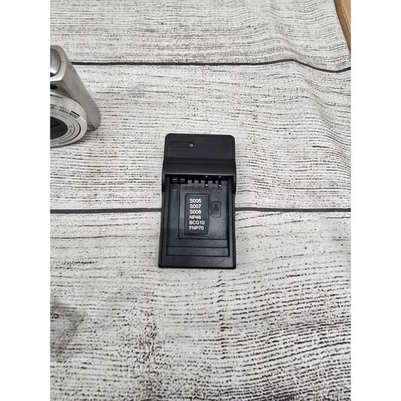 Panasonic LUMIX DMC-TZ4 8.1MP Digital Camera Silver With Battery And Charger - Picture 2 of 11